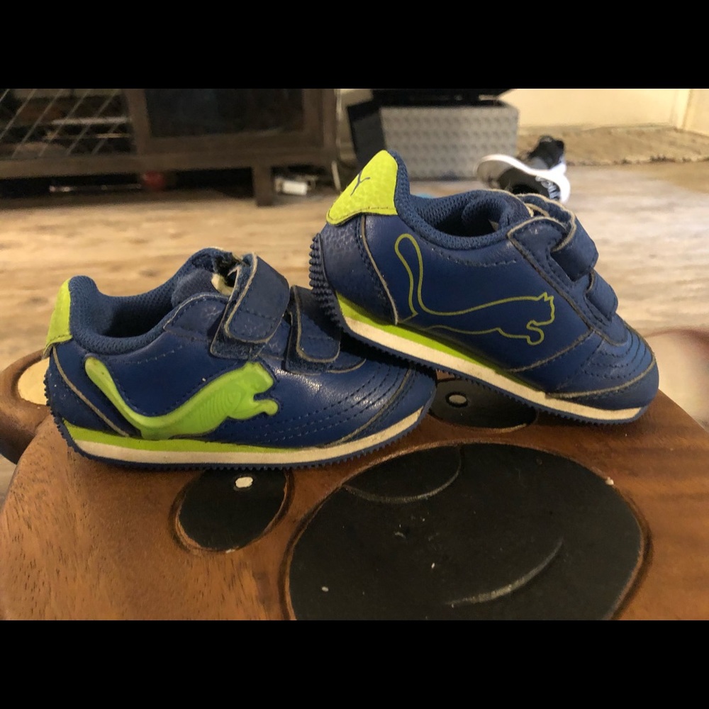 Size 6 toddler light up pumas!